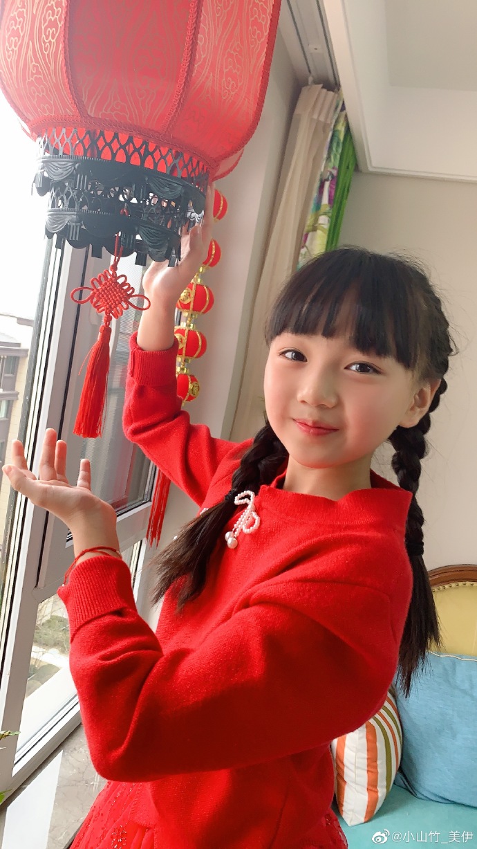 邓伦“女儿”小山竹，教妈妈拍辣妹照！淡出娱乐圈，越长越美