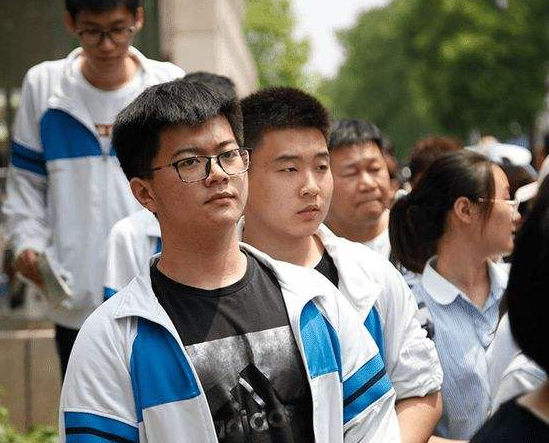 高考后才明白，普通班“鸡头”和重点班凤尾，差别可不仅仅是成绩