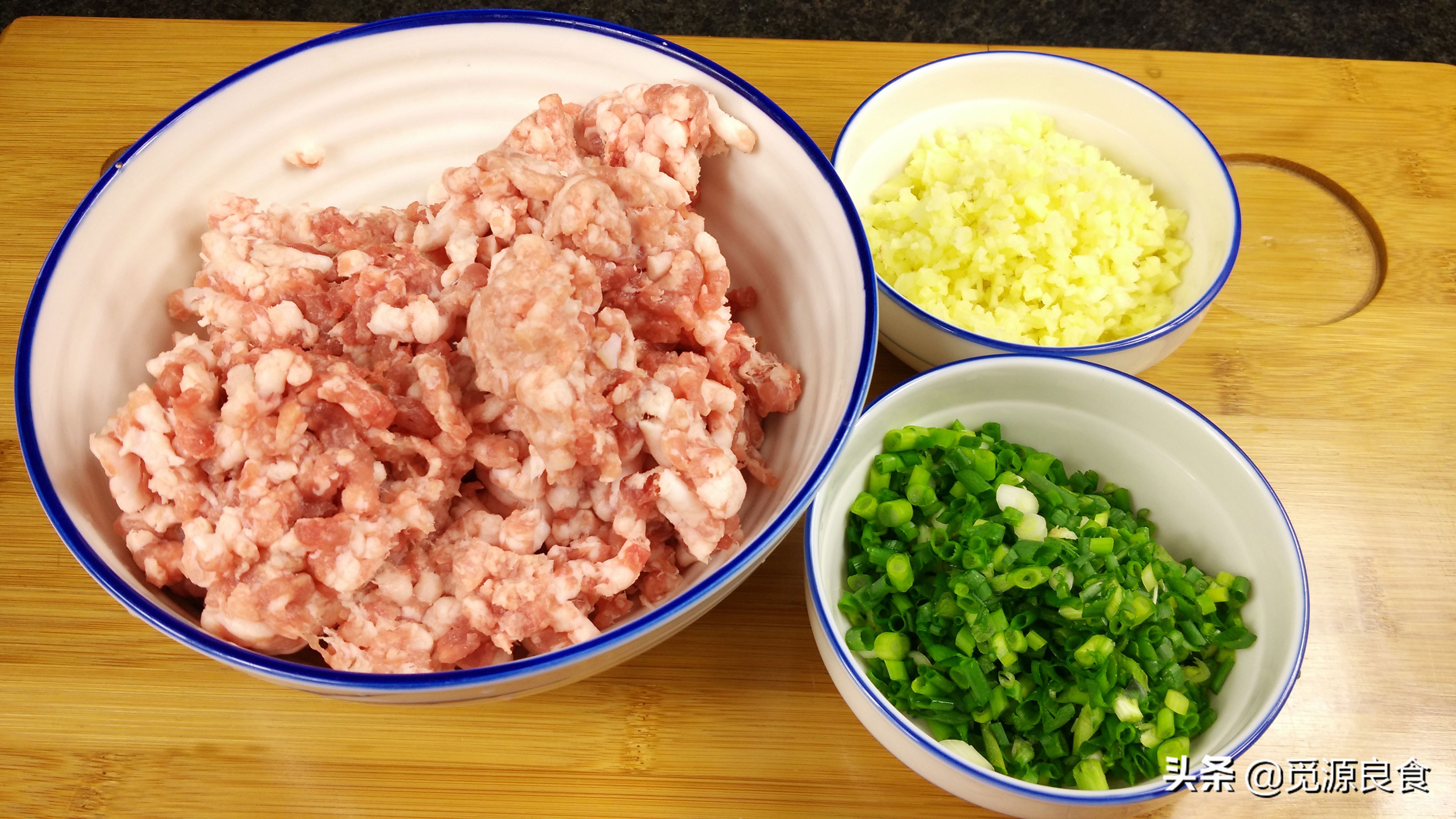 腊月二十六炸丸子，讲究“5放3不放”，肉丸子蓬松酥脆，放凉不硬