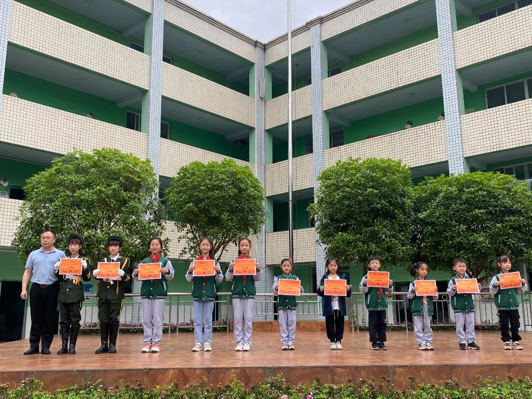 四川天府新区永兴小学举行“美好生活 劳动创造”主题升旗仪式