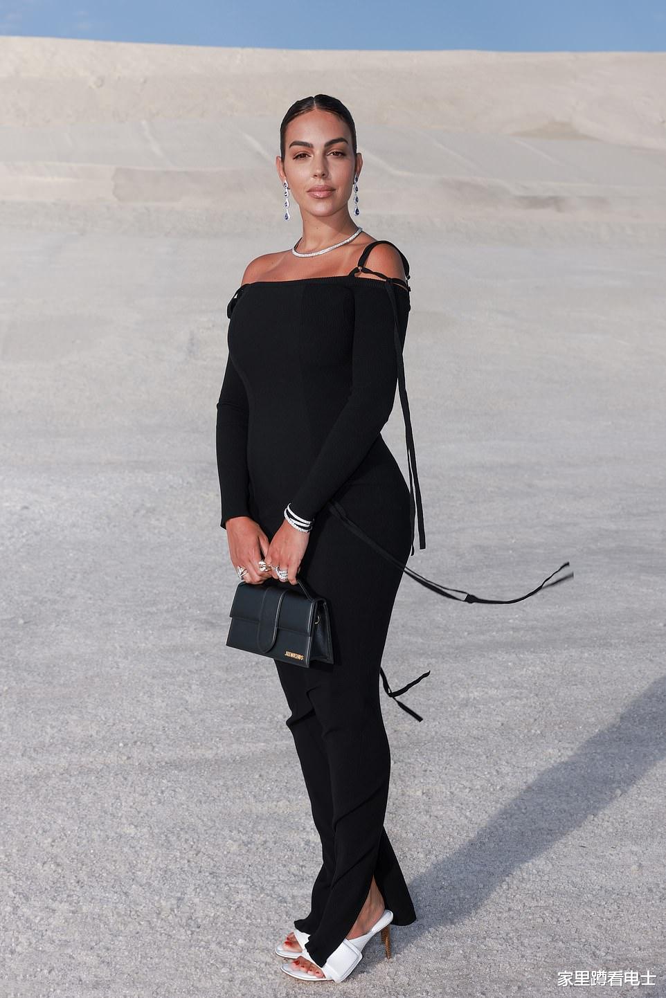 48岁贝嫂衣品不如C罗女友，时装秀比美，被老戏骨的25岁娇妻艳压