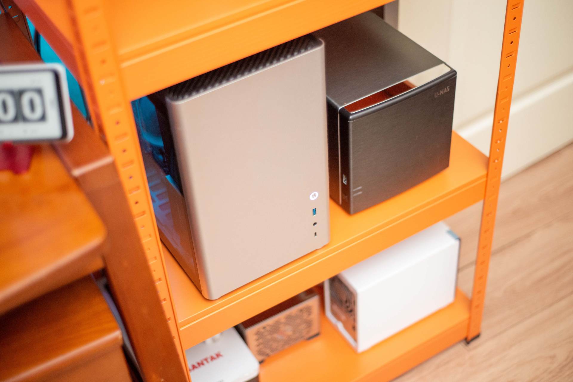 桌面改造 2.0，兼顾生产力与娱乐性的一体化空间