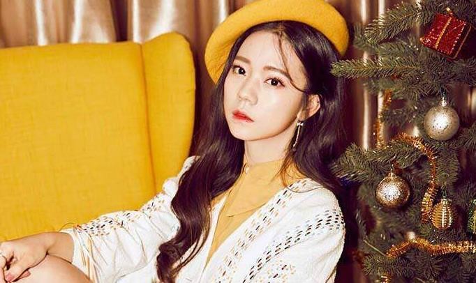 中传毕业科班出身，靠选秀搭档杨超越出道，后转行演戏屡遭吐槽