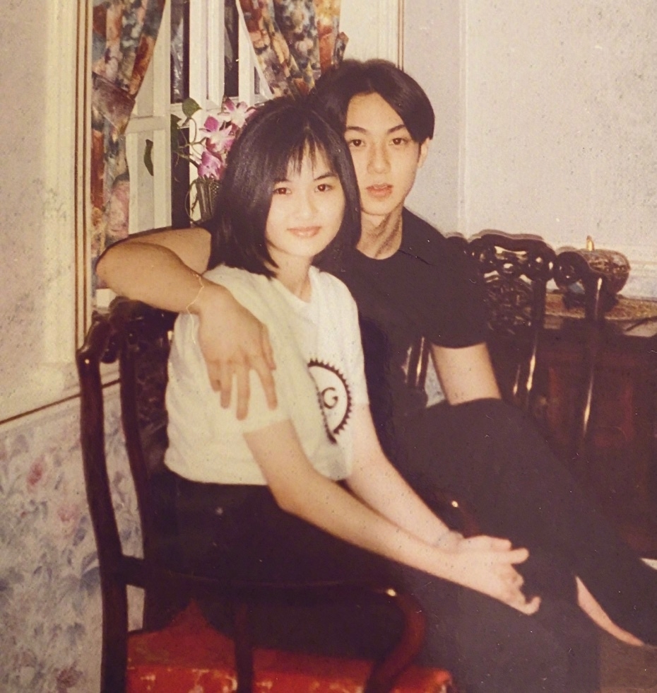 吴尊一家首次在中国过春节，夫妻庆祝相爱26周年，送花送吻超浪漫