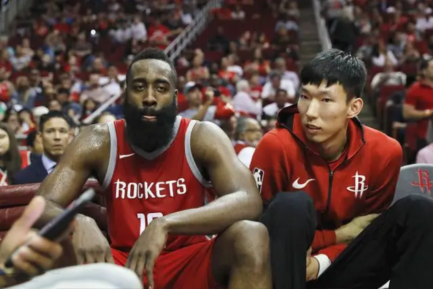 周琦为什么在nba打不上球(周琦挑战NBA失败原因曝光！火箭记者揭真相，父亲团队拉跨)