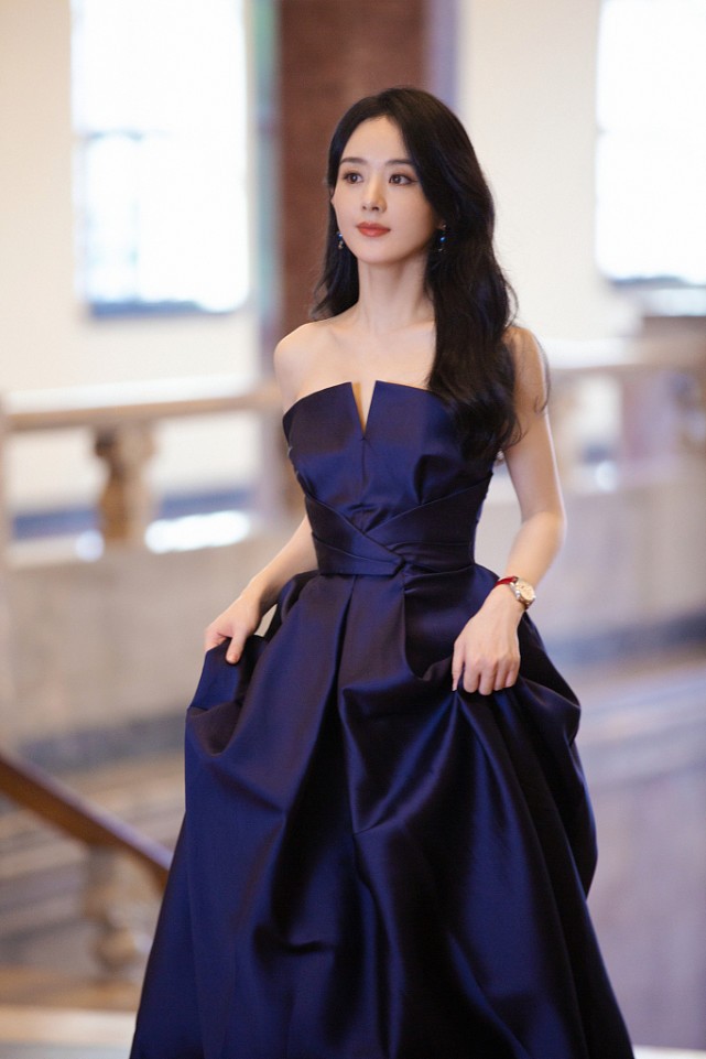 别看赵丽颖长得幼态，但当妈之后气质不一样了，穿挂脖裙气场好强