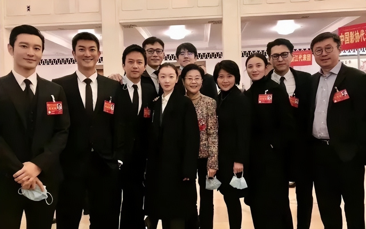 靳東真的要開掛！變市委副主委開大會，穿西裝和其他領導人坐一起