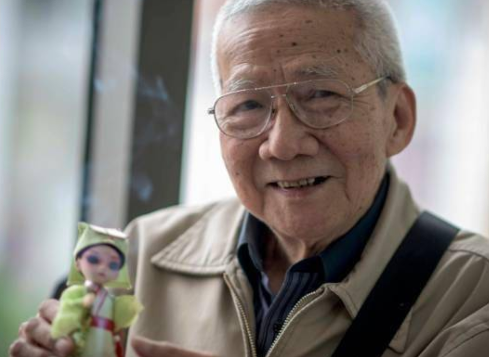 两位相声大师罕同框！85岁黄俊英精神好，87岁杨达坐轮椅行动不便