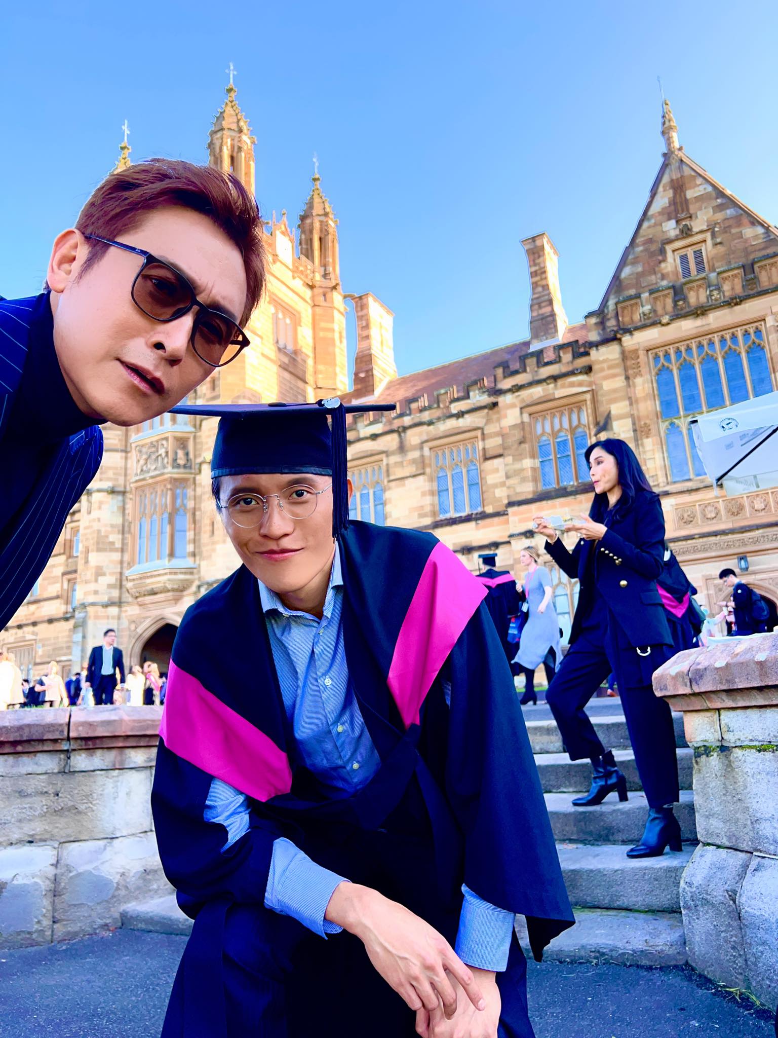 马德钟夫妇见证儿子毕业安慰又感动