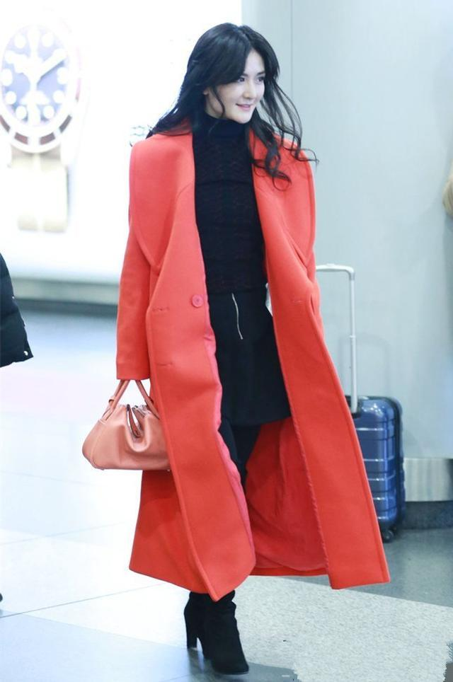 “谢娜”的衣品终于逆袭！穿牛油果绿棉服配运动裤，减龄如同18岁