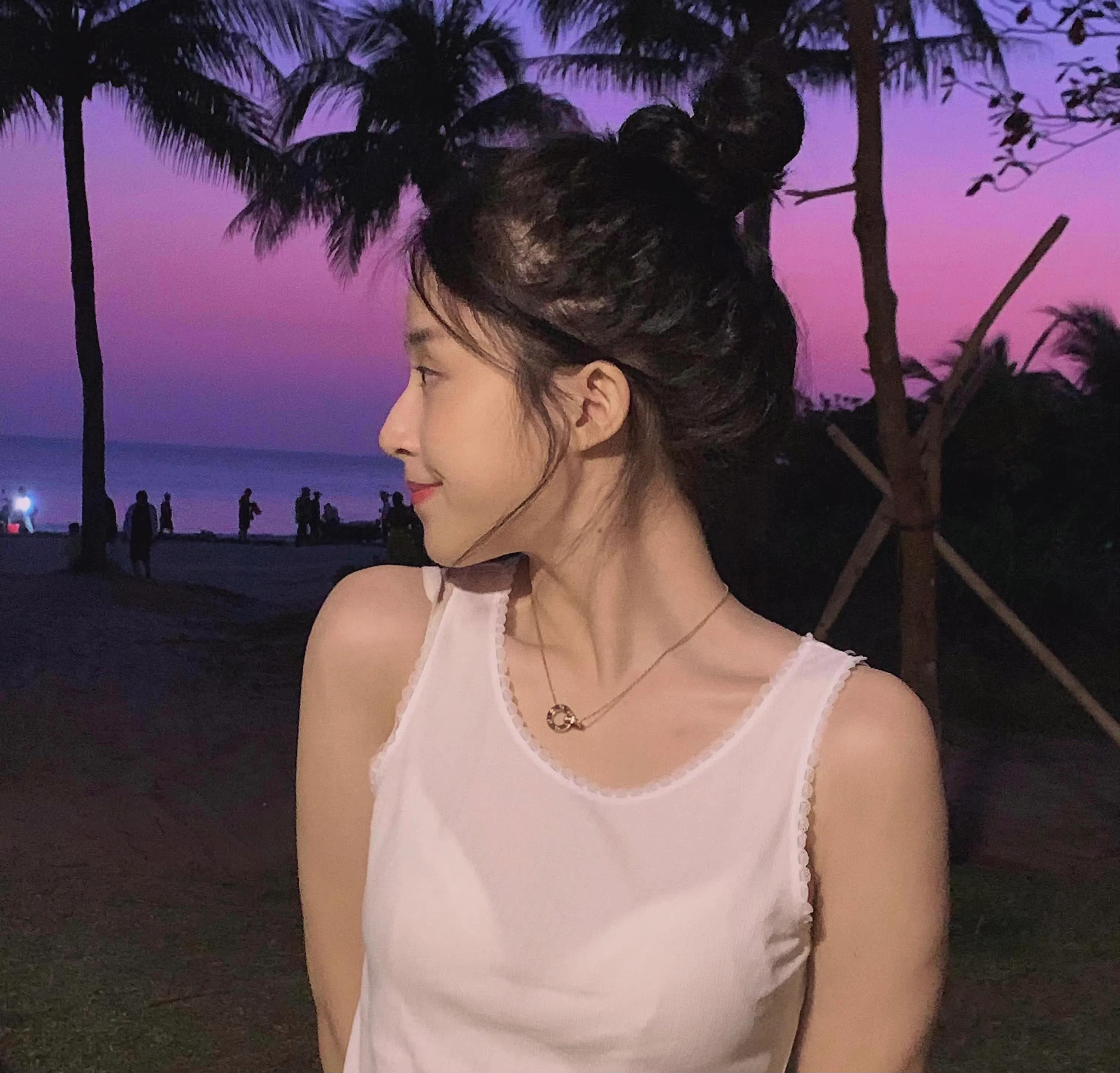 颜值控精选系列——甜妹爱笑的严屹南小姐姐海边随拍花絮
