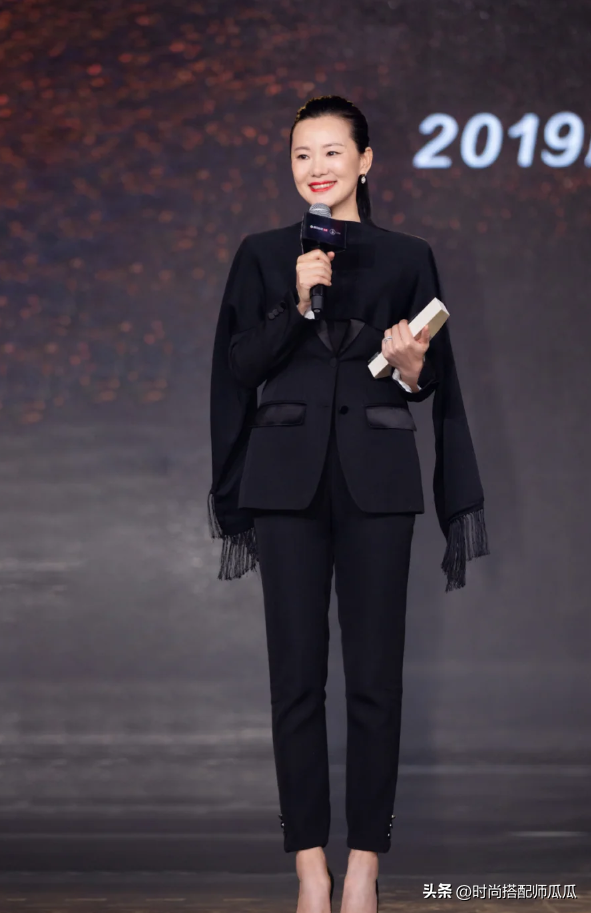 看了52岁咏梅，我才明白什么叫美得真实不做作！堪称中年女人典范