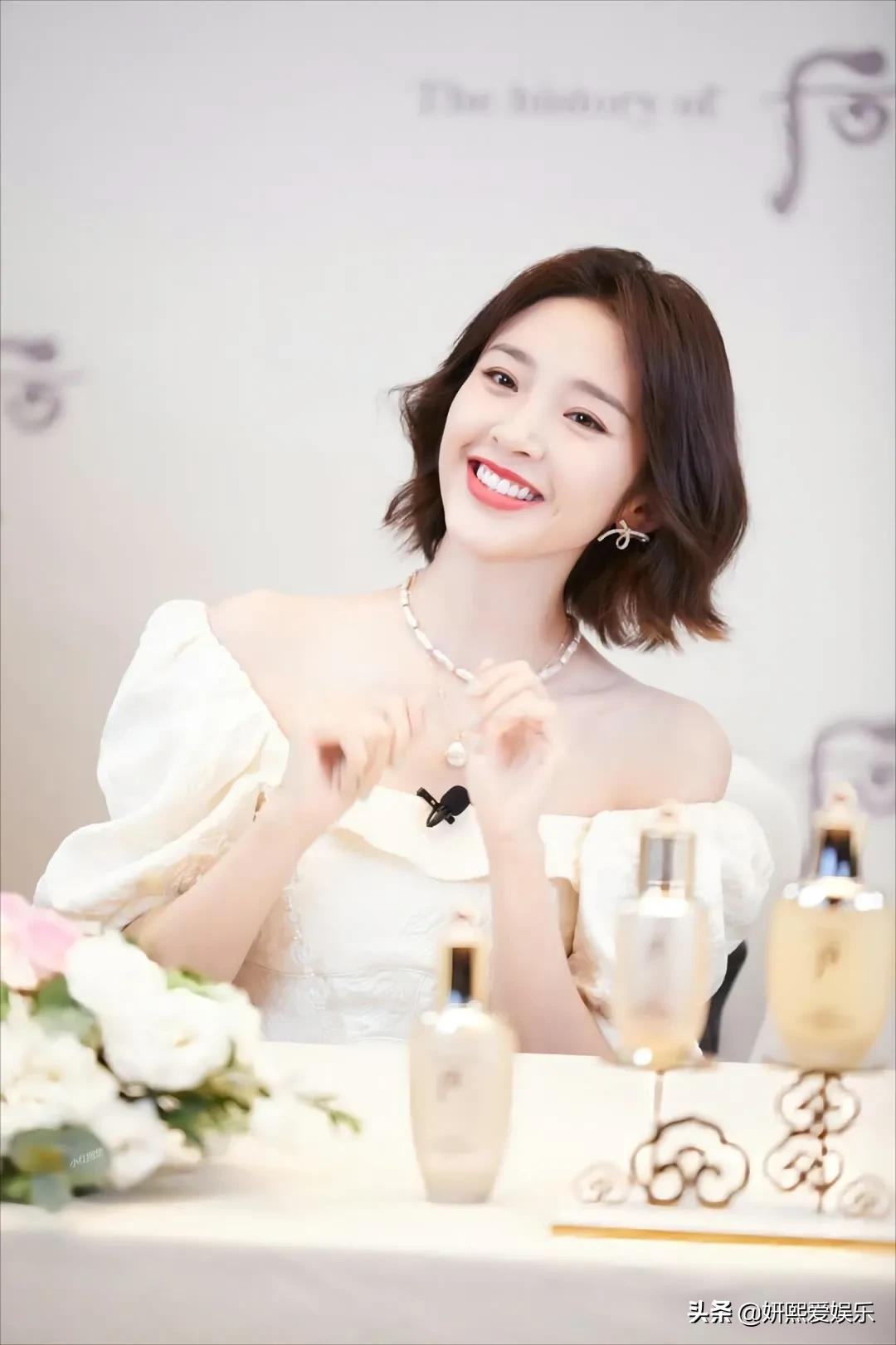 唐艺昕，邻家女孩，甜美可人