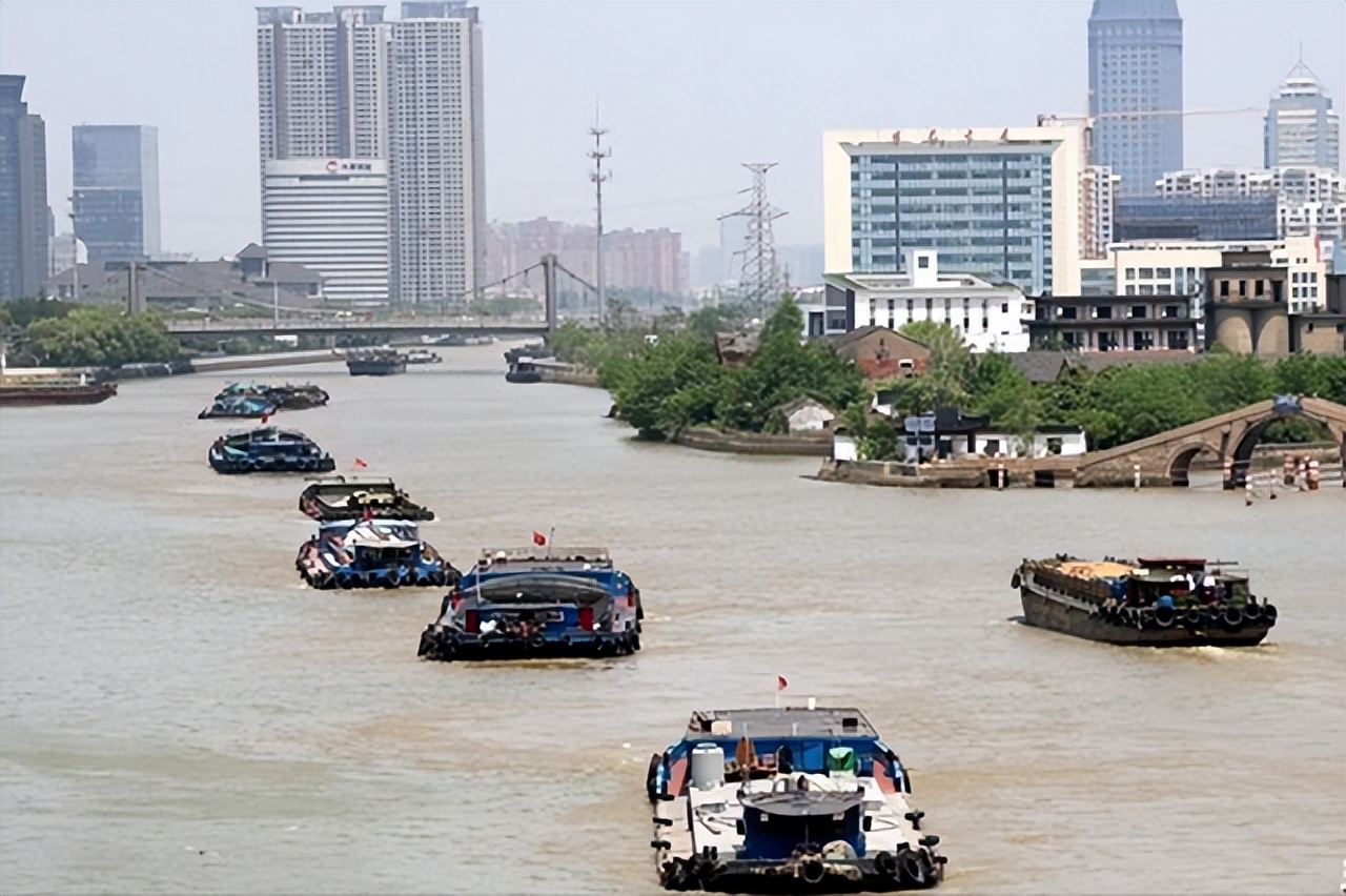 17年苏州运河夜夜有美女登船，警方锁定旧货船，破门后被震撼到了