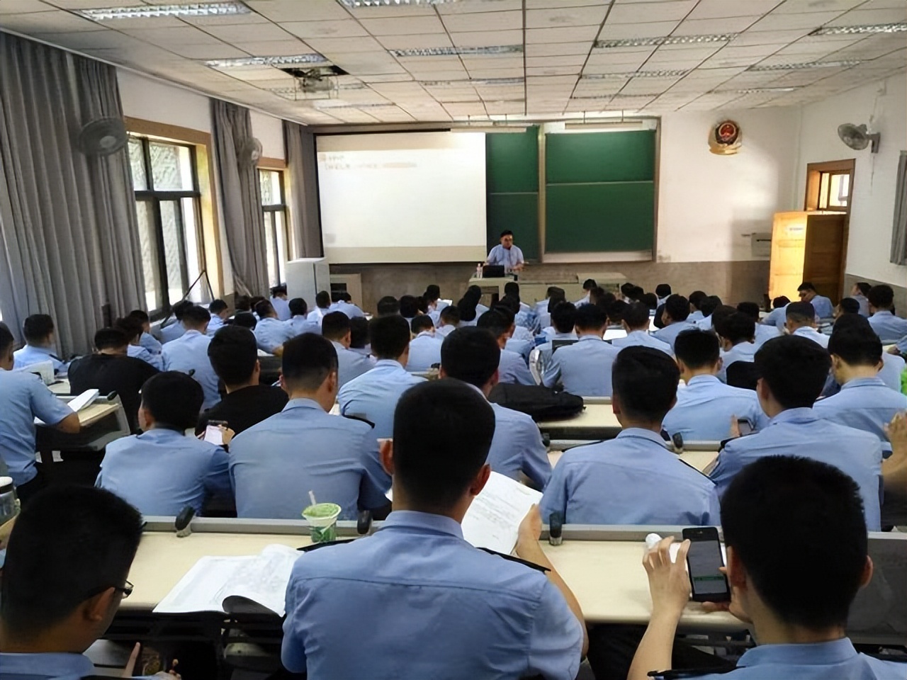 比省考更容易的三个公务员考试，能参加就能上岸？大批人符合捡漏