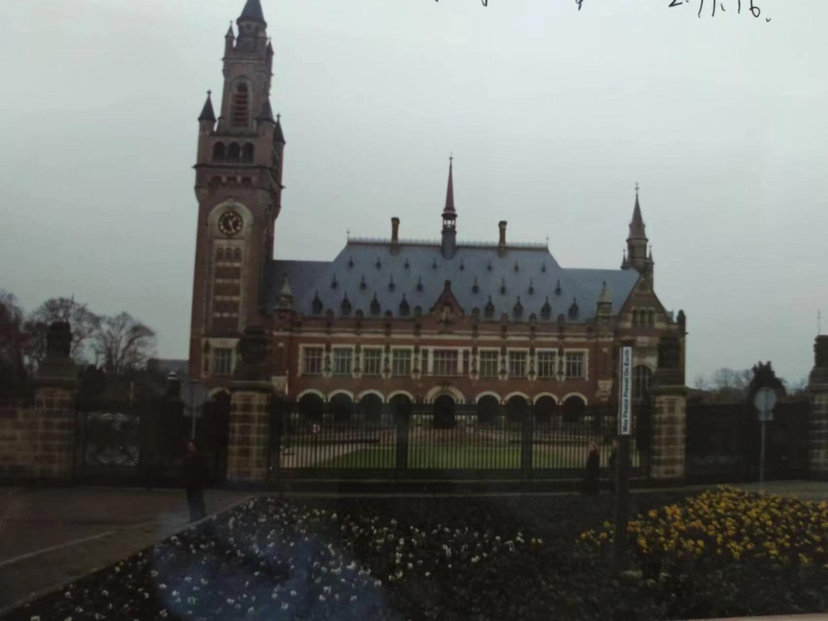 荷兰的首都在阿姆斯特丹，政府却在海牙