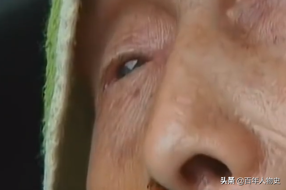 湖南83岁失明老妇住猪圈，4个子女不管不顾，儿子：住猪圈挺好的