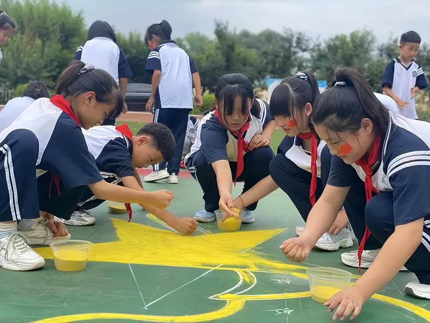 河北三河：187名学生绘制150平方米沙画献礼党的生日