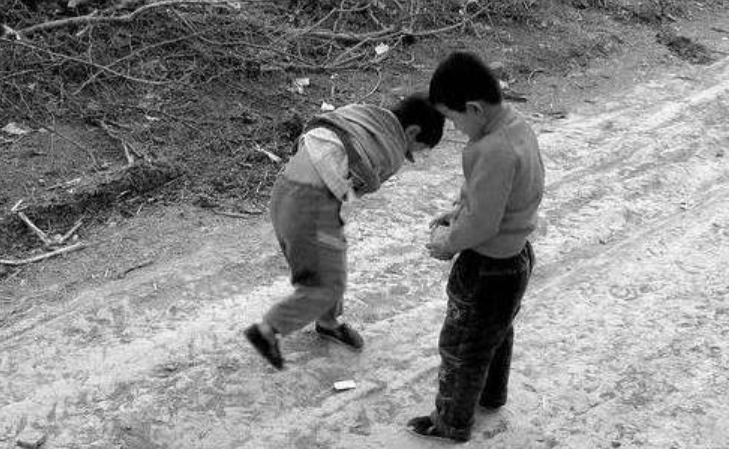 2005年独臂父亲参加家长会被笑话，校长发现父亲是救命恩人后下跪