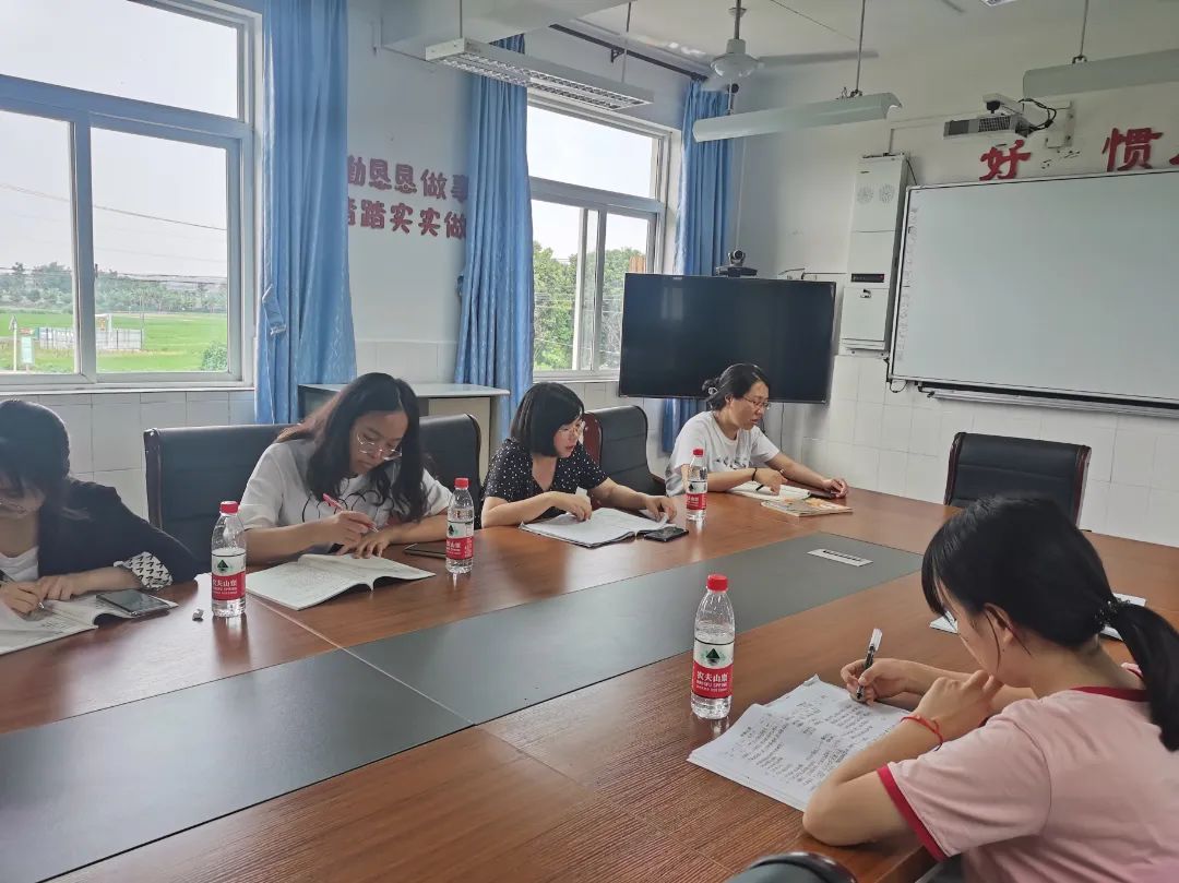 齐心教研 匠心筑梦——黄龙溪学校五六年级语文教研组六月活动掠影