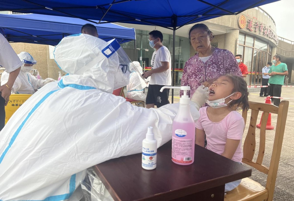 遂宁市安居区人民医院全力投入全区大规模核酸采样任务