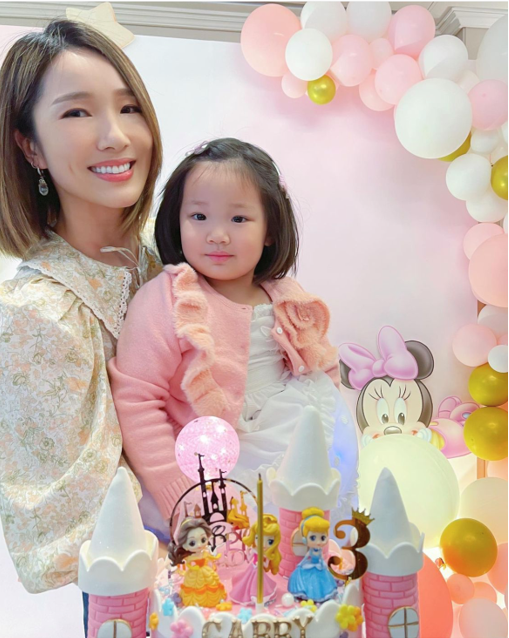 王祖蓝晒照为女儿庆生，李亚男太高气场强，小女儿大眼睛呆萌可爱