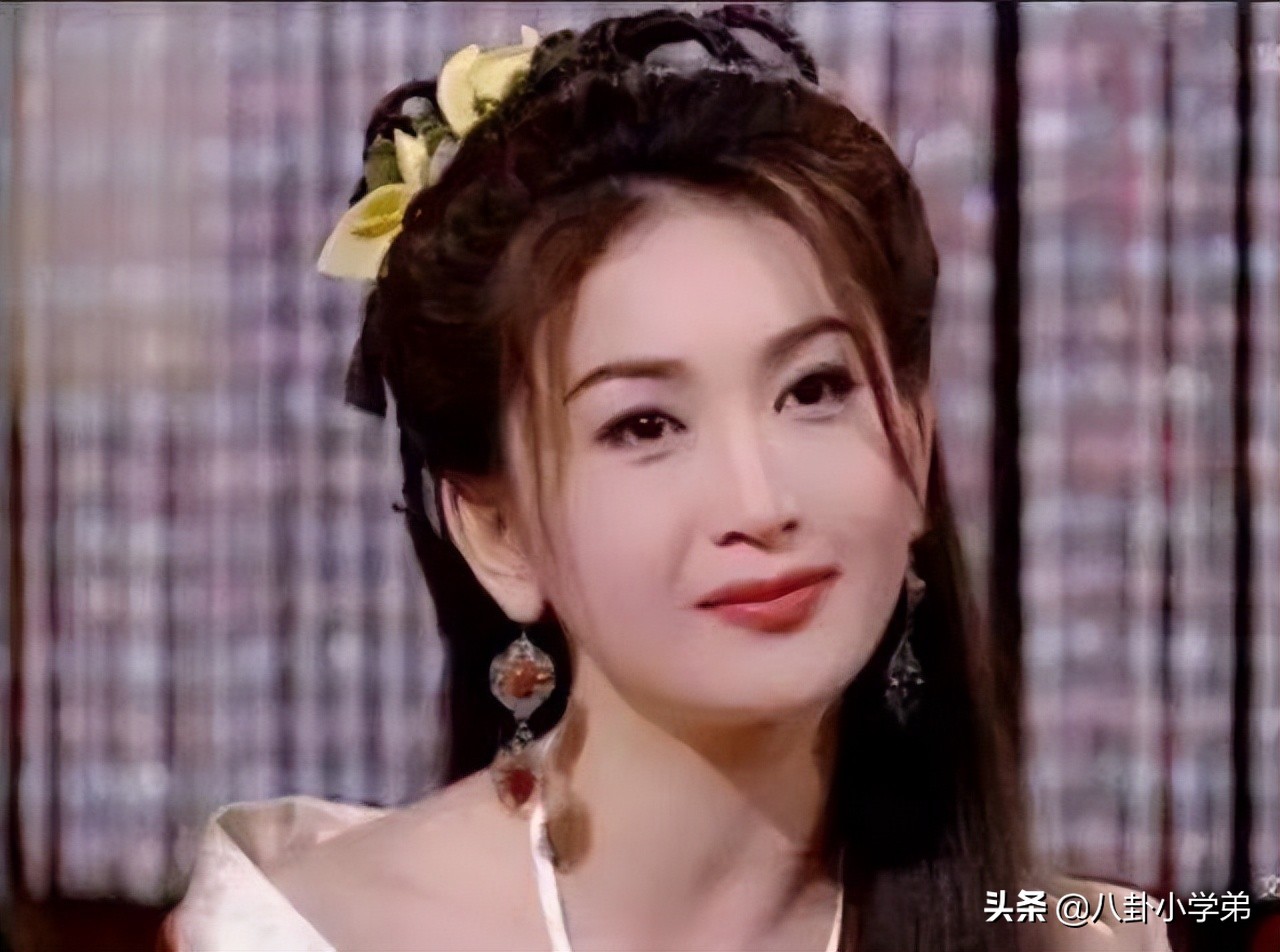 “不老女神”跌落神坛，年过50岁装少女，整容P图一个比一个厉害