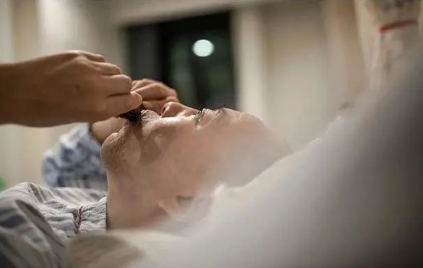 湖南折叠人：45岁男子脸贴大腿、身体折叠180度，16年后迎来新生