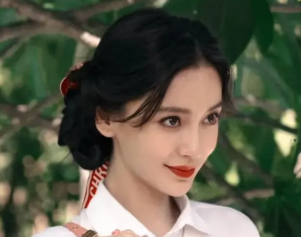 同样饰演职场女精英，把陈数、姚晨和杨颖放在一起，差距就出来了