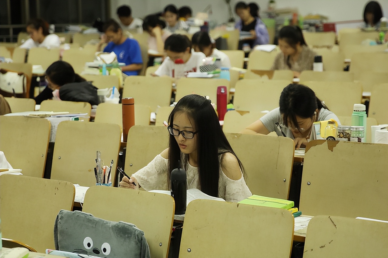 这所大学考研人数猛增，却还缩招不要同等学力？网友回应：飘了