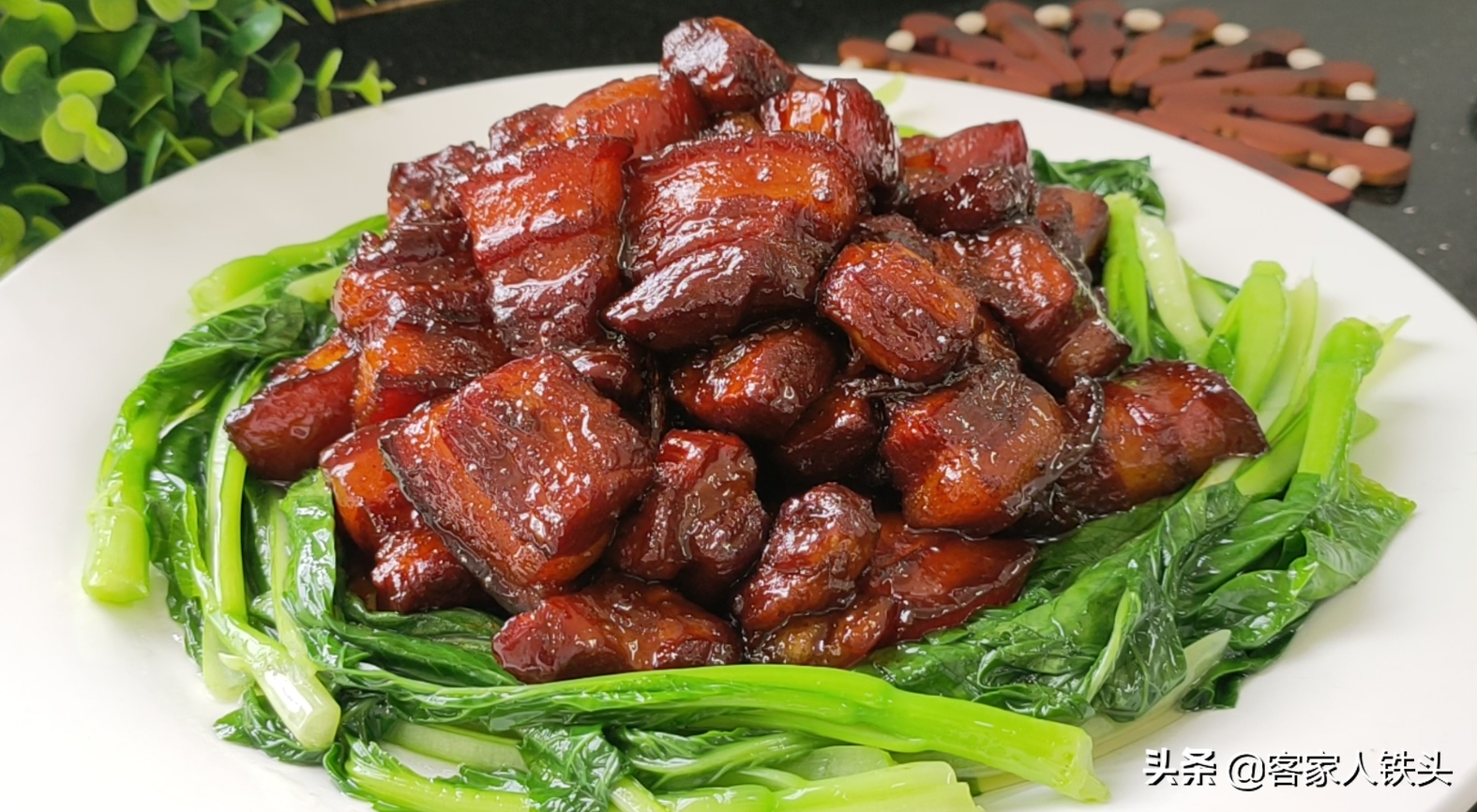 16块2斤五花肉，加1把树根，教你客家独特做法，一开盖香飘满屋