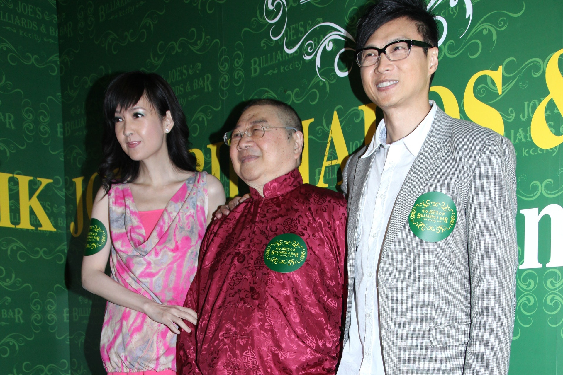倪匡离世，晚年悉心照顾脑退化太太：我剩下一口气也想留在她身边