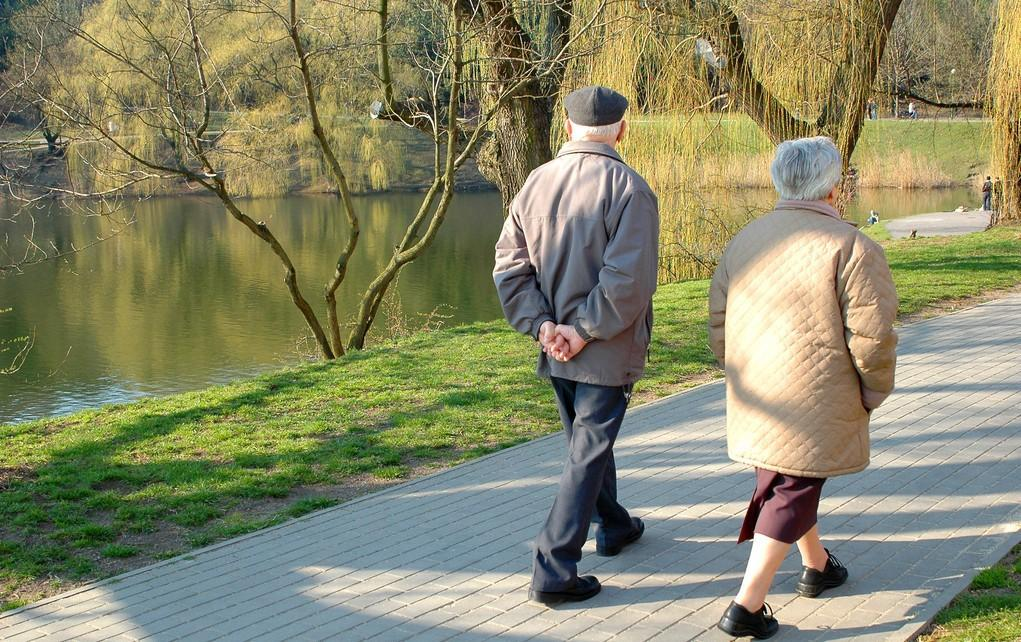 走路是最便宜的“长寿药”！避开这2个"时间点"，或越走越健康