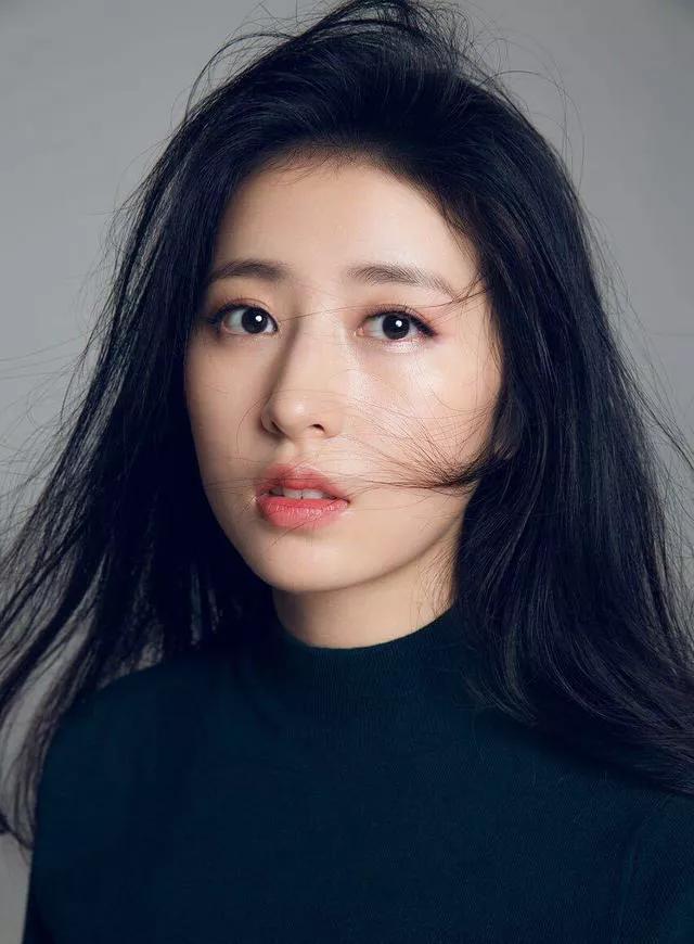 周雨彤：温婉大方，气质优雅，唯美迷人