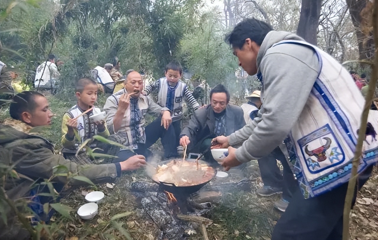 昆明这个古寨，有国内唯一的男人节，还有片神秘树林是女人禁地