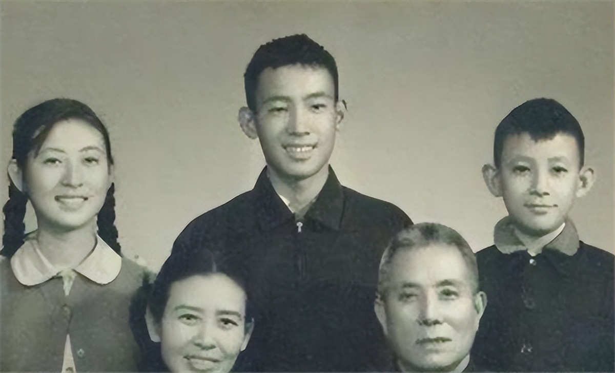 女儿刚刚夭折，丈夫就迷上貌美校花，妻子成全，他却牵挂妻子一生