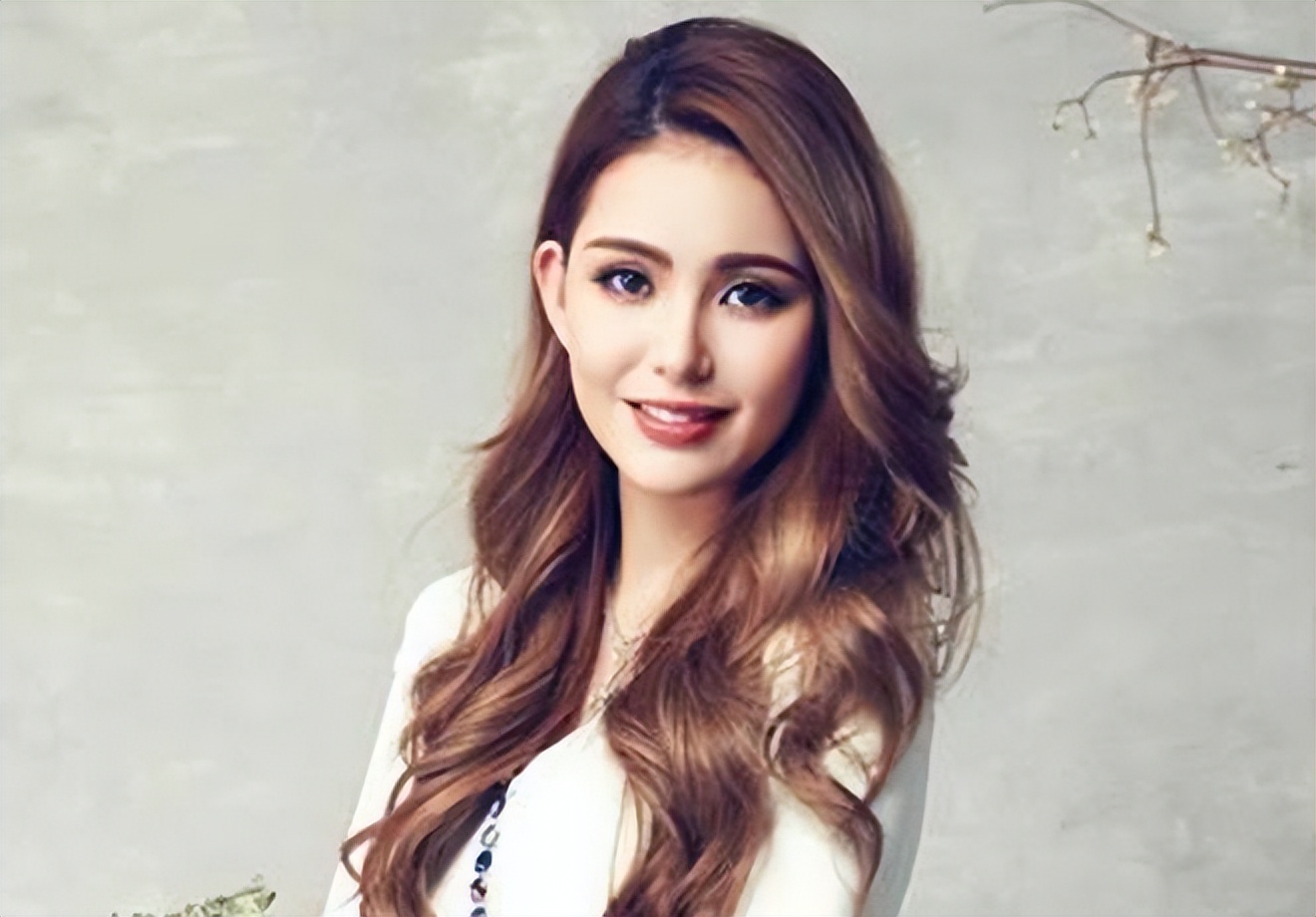 娱乐圈中的四位混血女明星，网友：李小璐最混