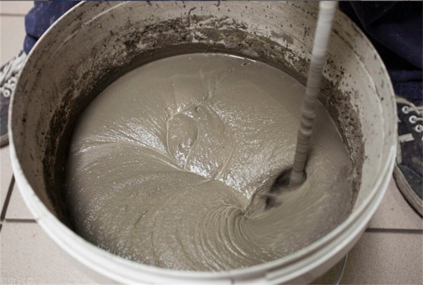 铺瓷砖时，工人说用瓷砖胶比水泥砂浆好？别轻信，八成想坑你