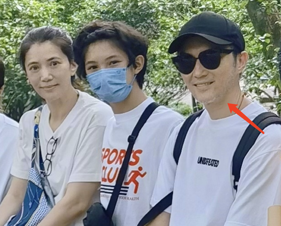 袁咏仪儿子晒登山照，15岁魔童戴墨镜超帅气，彰显张智霖优秀基因