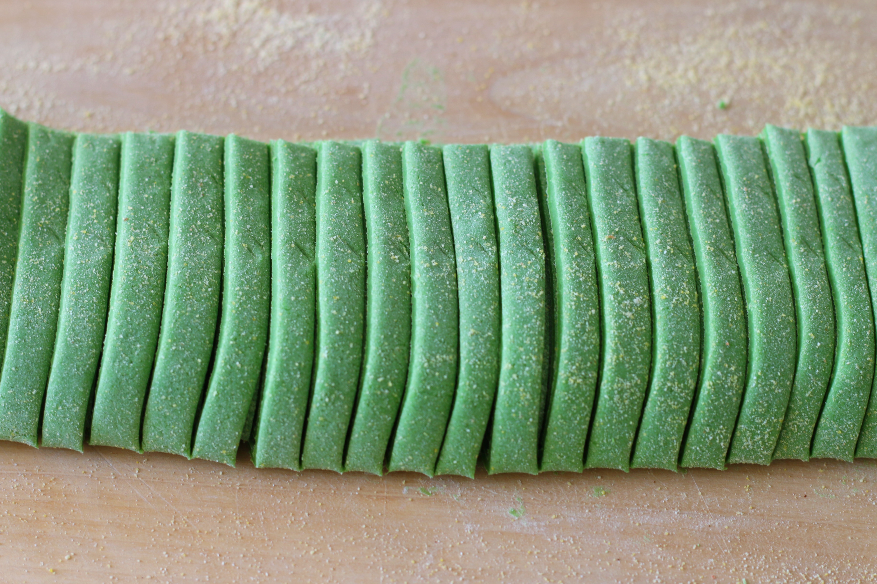 菠菜手擀面的正确做法，及固色技巧，不用加小苏打，面条照样翠绿