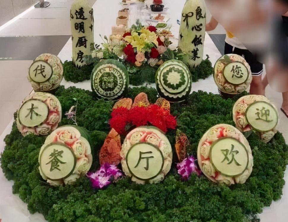 大学“阴间食堂”走红网络，菜品环境有些灵异，门面神似殡仪馆