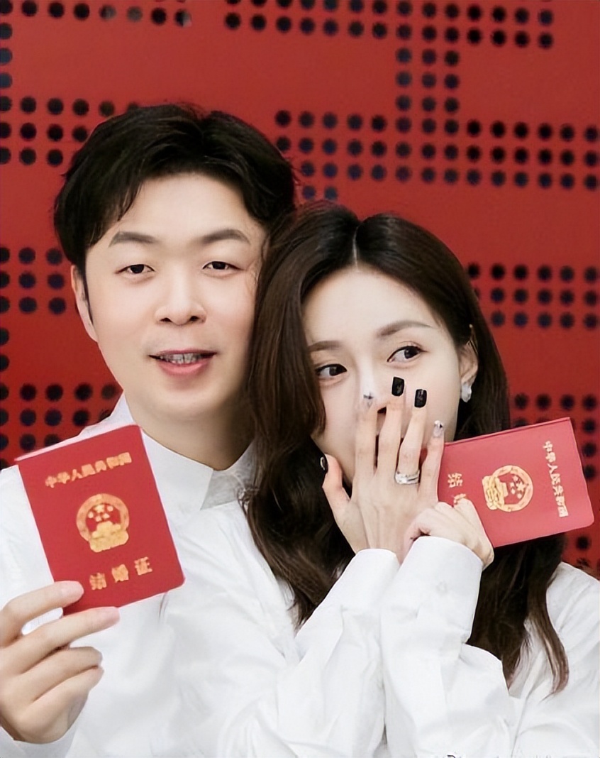 沈梦辰和杜海涛晒情侣装，清纯简单的搭配，体现气质还显清纯