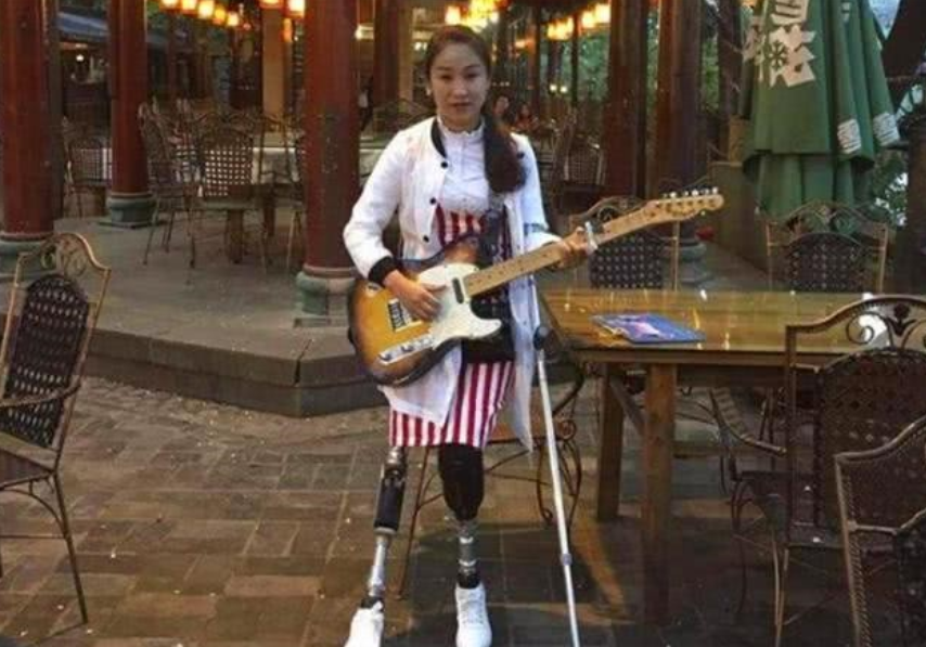 安徽女子舍命救夫，失去双腿后被丈夫抛弃，她如今怎样了？
