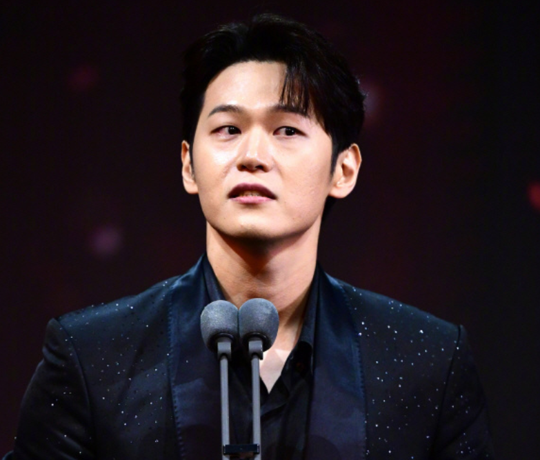 韩国青龙大赏明星生图！没了滤镜颜值集体掉线，金高银发际线堪忧