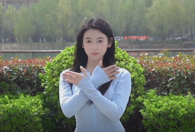 河南一美女校花火了，清纯可爱美丽动人，网友：是初恋的感觉