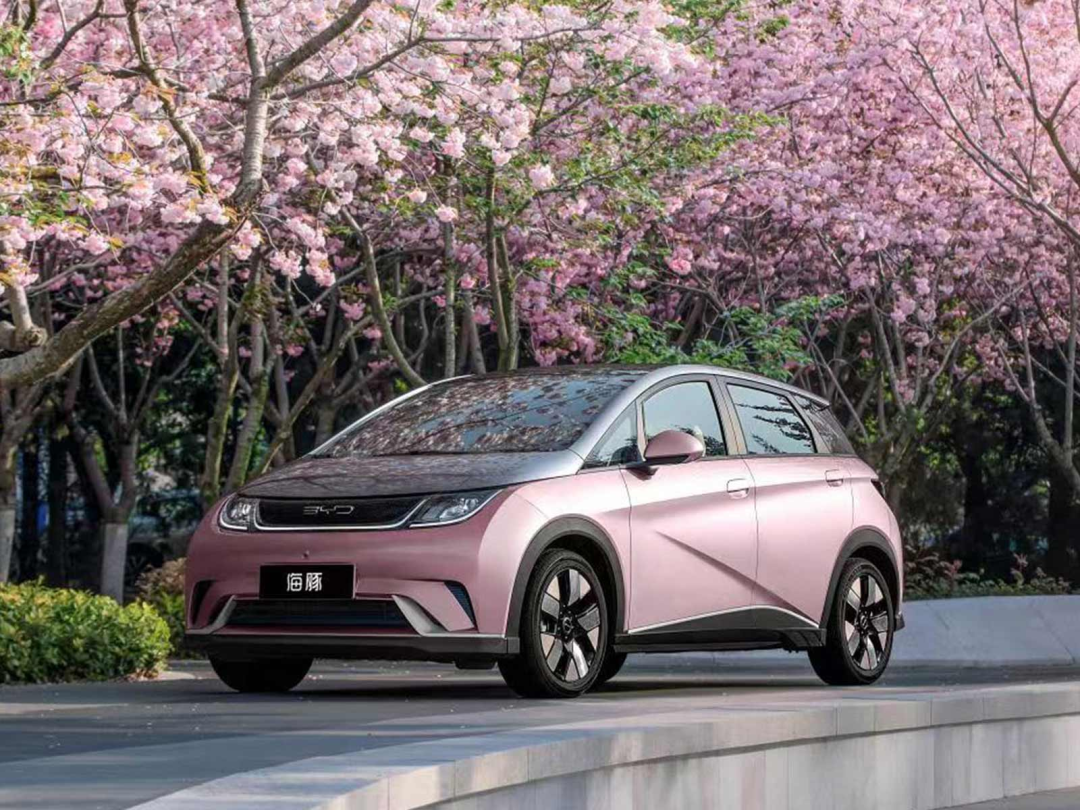 比亚迪海豹为啥火爆？预定车主：它平替奔驰实现了我的梦