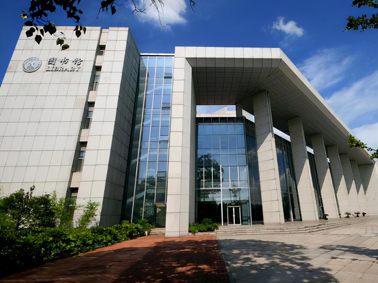 我国有1所性价比高的大学，四年学费私人给，毕业有机会进入国企