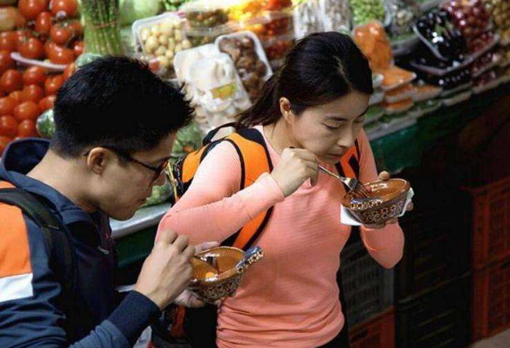 霍启刚未来的弟妹出现，外表看上去很养眼，但是郭晶晶却更有气质