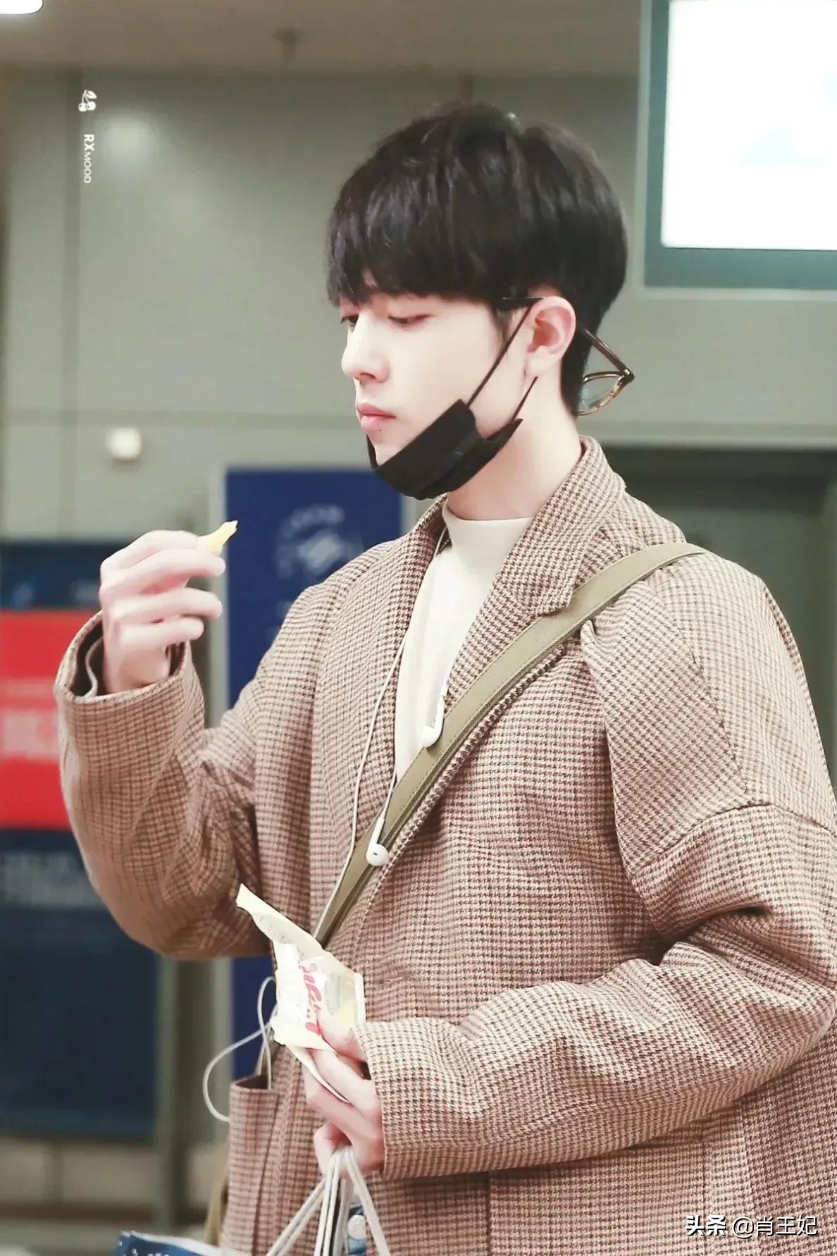 桃桃的一组生图,肖战的眼睛真好看,灵气逼人鲜花与少年绝配