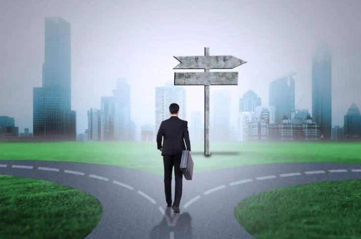 湖南小伙大二退学创业，22岁成千万富翁，23岁为她在海南卖水果